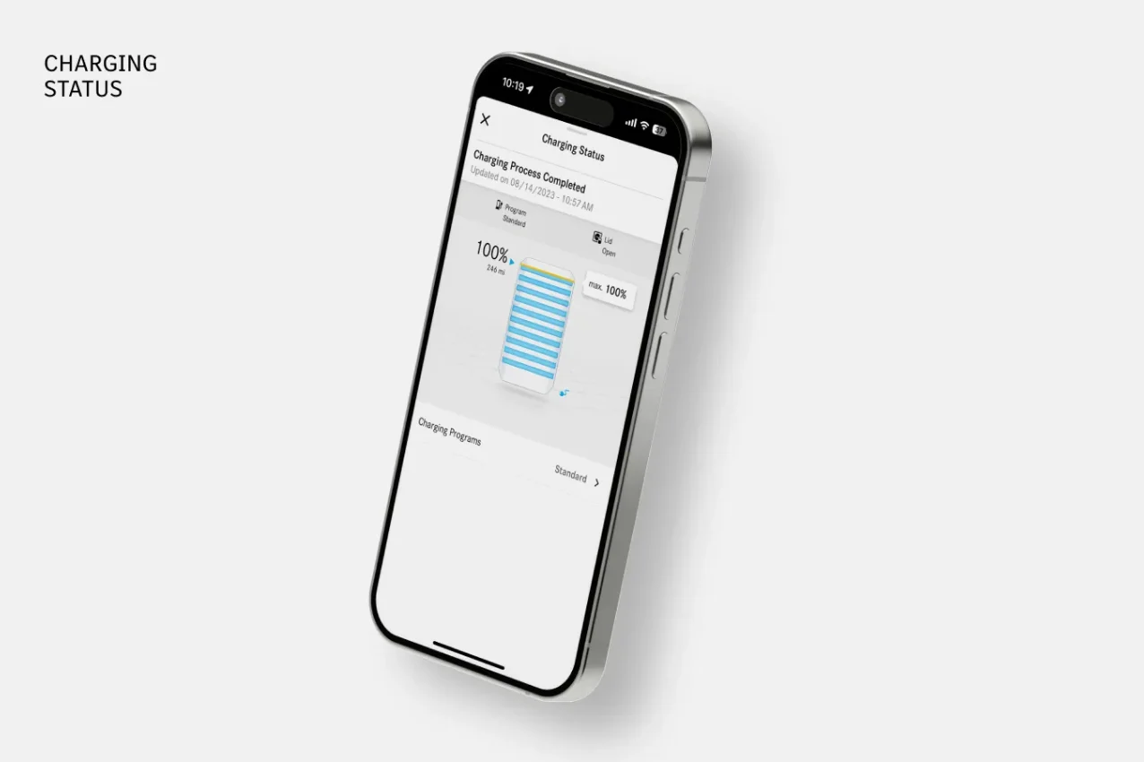 Smartphone showing battery and charging status in the Mercedes-Benz app